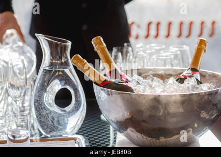 Tre bottiglie di vino chill nel Secchiello per ghiaccio Foto Stock