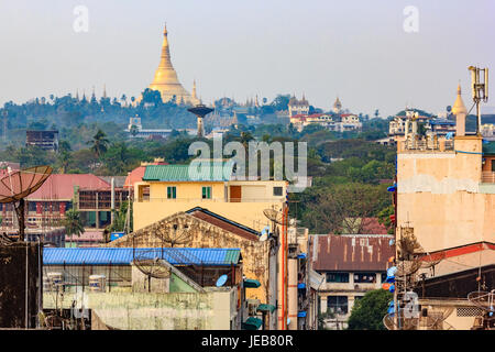 Yangon, Myanmar skyline della città con Shwedagon pagoda. Foto Stock