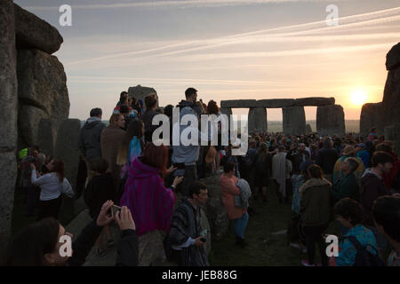 Stonehenge, antico sito preistorico, luogo di culto e di celebrazione al momento del Solstizio d'estate, Wiltshire, Inghilterra, Regno Unito Foto Stock