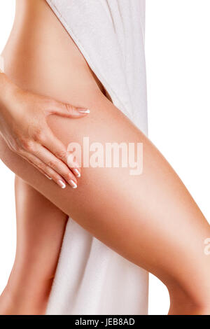 Donna cellulite controllo sulle sue gambe isolati su sfondo bianco Foto Stock