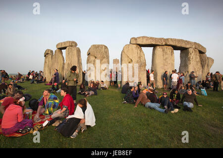 Stonehenge, antico sito preistorico, luogo di culto e di celebrazione al momento del Solstizio d'estate, Wiltshire, Inghilterra, Regno Unito Foto Stock