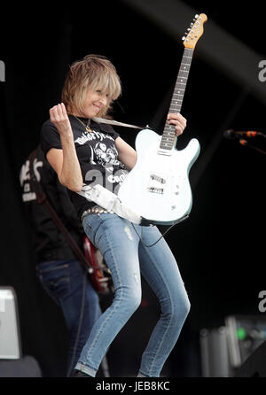 Chrissie Hynde dei pretendenti di eseguire sull'altro stadio, al Glastonbury Festival presso l'azienda agricola degna in Pilton, Somerset. Foto Stock