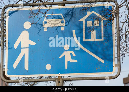 Un traffico calmato segno vicino fino in strada Foto Stock