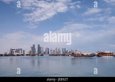 Il 31 dicembre 2010, Doha Corniche. Il Qatar. Lo skyline di West Bay come si vede dalla Corniche. Foto Stock