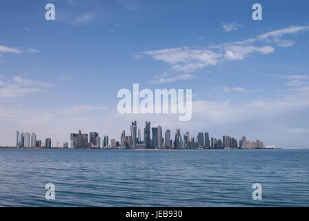 Il 31 dicembre 2010, Doha Corniche. Il Qatar. Lo skyline di West Bay come si vede dalla Corniche. Foto Stock