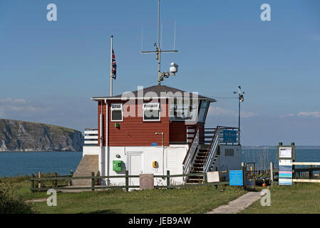 Stazione di vedetta della Nazionale Istituzione Coastwatch presidiate da volontari a: Peveril punto della Jurassic Coast a Swanage Dorset England Regno Unito. Giugno Foto Stock