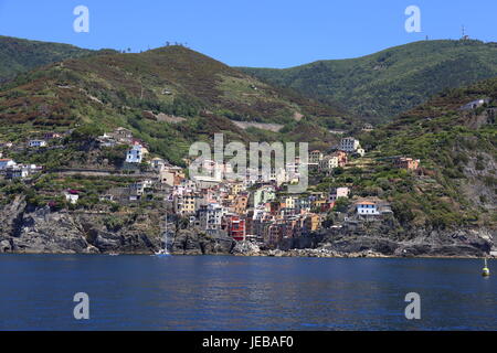Rio Maggiore, uno dei "Cinque Terre" sulla costa ligure dell'Italia. Villaggio di impaccato, colorate case aggrappate alle rupi costiere. Foto Stock