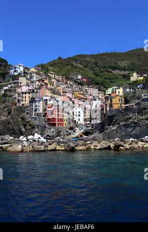 Rio Maggiore, uno dei "Cinque Terre" sulla costa ligure dell'Italia. Villaggio di impaccato, colorate case aggrappate alle rupi costiere. Foto Stock