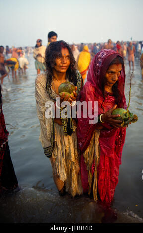 India Bengala Occidentale, Sagar Island, pellegrini con offerte a tre giorni di Sagar festival di balneazione a isola nella bocca del Hooghly considerato il punto in cui il Gange si unisce al mare. Foto Stock
