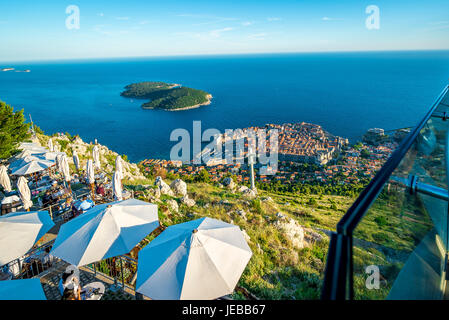 Il Dubrovnik Funivia decends monte Srd e offre ai turisti una sorprendente vista al tramonto. Foto Stock