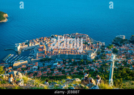 Il Dubrovnik Funivia decends monte Srd e offre ai turisti una sorprendente vista al tramonto. Foto Stock