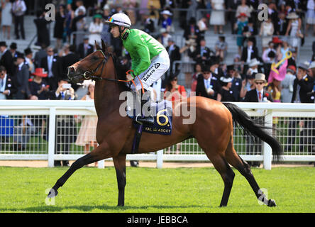 Formidabile Kitt cavalcato da fantino Richard Kingscote va al post prima la Queen Mary Stakes durante il giorno due di Royal Ascot Foto Stock