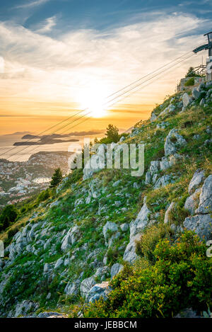 Panorama al tramonto verso la stazione superiore della Dubrovnik Funivia Foto Stock