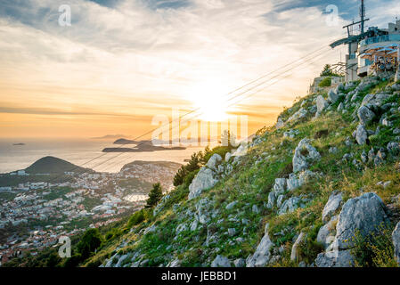 Panorama al tramonto verso la stazione superiore della Dubrovnik Funivia Foto Stock