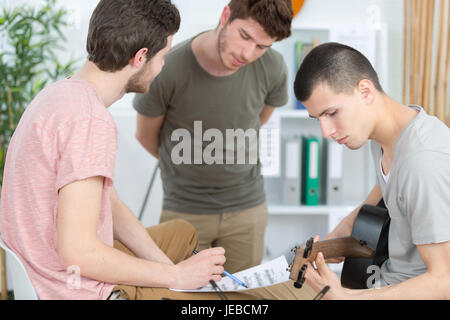 Amici appendere fuori in studio Foto Stock