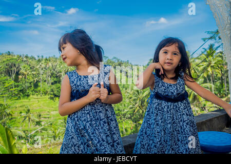 BALI, Indonesia - 05 Aprile 2017: due belle ragazze che indossa un abito in una giornata di sole in Ubud Indonesia. Foto Stock