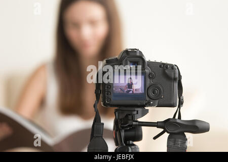 Video di sesso femminile di blogger vlog di registrazione sulla fotocamera reflex digitale Foto Stock