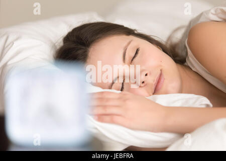 Donna rilassante nel letto prima di andare al lavoro Foto Stock