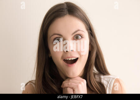 Emotiva headshot ritratto di stupiti giovane donna Foto Stock