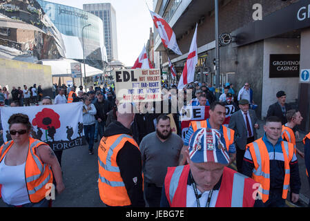 Birmingham, West Midlands, Regno Unito. Dal 8 aprile 2017. Nella foto: EDL sostenitori marzo attraverso i vicoli sul loro modo di Centenary Square. / Fino a 150 Foto Stock