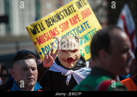 Birmingham, West Midlands, Regno Unito. Dal 8 aprile 2017. Nella foto: EDL sostenitori marzo attraverso i vicoli sul loro modo di Centenary Square. / Fino a 150 Foto Stock