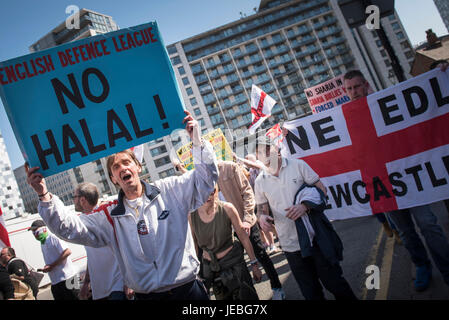 Birmingham, West Midlands, Regno Unito. Dal 8 aprile 2017. Nella foto: / fino a 150 Difesa inglese League Supporters prendere per le strade di Birmingham a prot Foto Stock