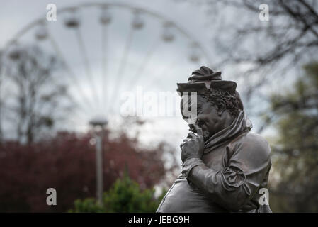 Stratford-Upon-Avon, Warwickshire, Regno Unito. Il 1 aprile 2017. Nella foto: una statua di Falstaff in primo piano con la ruota panoramica Ferris in background. /A F Foto Stock