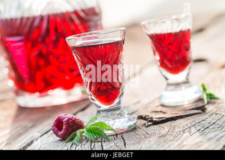 Liquore fresco con alcool e lamponi in estate Foto Stock
