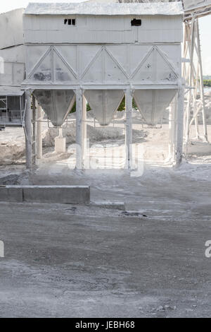 Luogo di carico di cemento sui carrelli elevatori per la spedizione al sito in costruzione Foto Stock