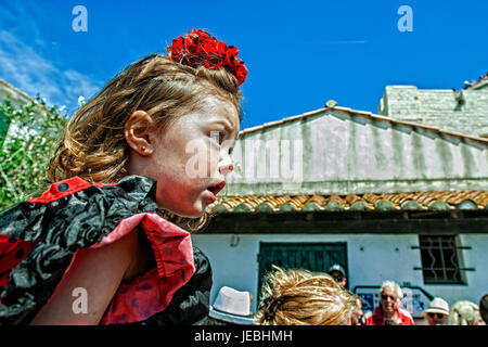 Bambino in attesa per la statua di Santa Sara per essere prelevati per la processione durante il Festival di Gitans a Saintes-Maries-de-la-Mer, in Provenza, Francia Foto Stock