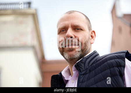 Headshot ritratto di uomo informale negli spazi urbani. Foto Stock