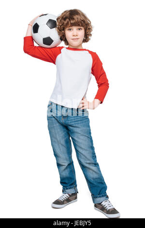 Ragazzino con pallone da calcio isolati, bambini sport concept Foto Stock