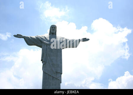 Dettaglio del Cristo Redentore oltre il cielo blu a Rio de Janeiro in Brasile Foto Stock