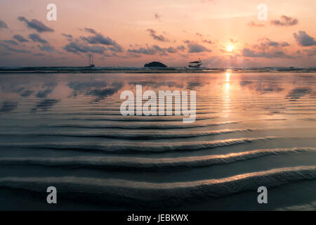 Tramonto con nuvole, arancione, rosa e viola a Otres Spiaggia, Cambogia Foto Stock