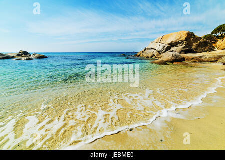 L'acqua chiara in Cala Caterina, Sardegna Foto Stock