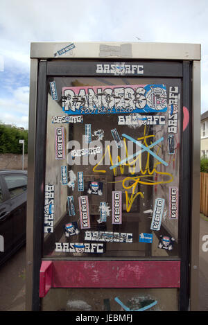 Soggetto ad atti vandalici graffiti casella telefono Rangers football club di slogan Blantyre Scozia vandalizzato Foto Stock