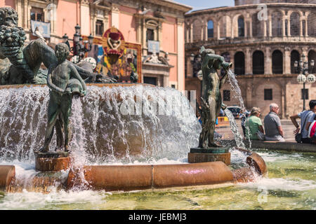 La figura dalla Fontana di Turia sulla Plaza de la Virgen di Valencia, Spagna Foto Stock