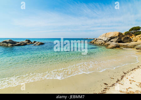 L'acqua chiara in Cala Caterina, Sardegna Foto Stock