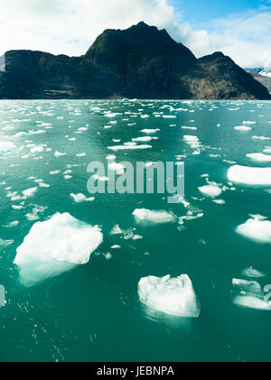 Iceberg galleggiante nell'oceano appena partorito off ghiacciai locali Foto Stock