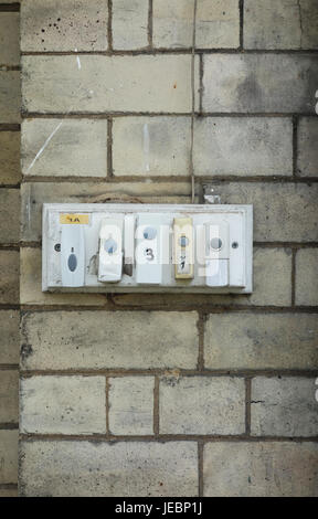 Campanelli di porte per appartamenti sulla parete di casa su Feversham Crescent, York, North Yorkshire Foto Stock