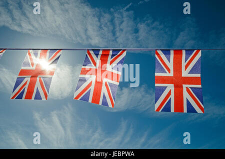 Bandiere britanniche bunting contro il cielo blu Foto Stock