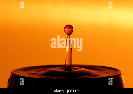 Gocce di acqua nel bicchiere da birra , Wassertropfen Bierglas im Foto Stock