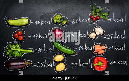 Ortaggi freschi e calorie tabella isolato sul nero, uno stile di vita sano concetto Foto Stock