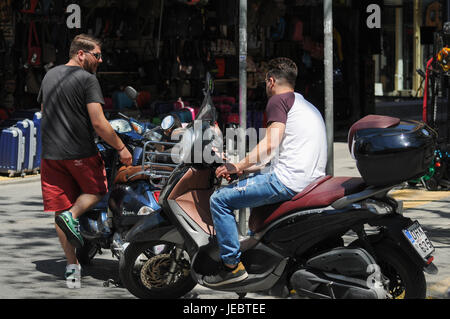 La vita quotidiana in Athinai street, ad Atene (Grecia) Foto Stock