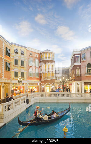 Cina, Macao, veneziana Macao hotel e casinò, centro commerciale, "il Grand Canal Shoppes', negozi, turisti, viaggio in gondola, Foto Stock