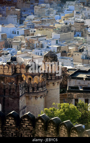 India Rajasthan, Jodhpur, vista del Forte Mehrangarh sulla Città Vecchia, Foto Stock