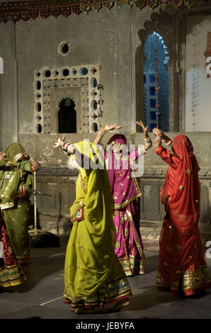 India Rajasthan, Udaipur, Bagore-Ki-Haveli, musica tradizionale, gruppo di ballerini, Foto Stock
