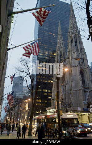 Stati Uniti, America, New York Manhattan, Cattedrale di St. Patrick di sera, Foto Stock