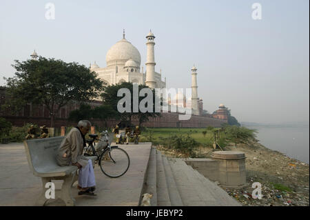 India, Uttar Pradesh, Agra, il Taj Mahal, persona in primo piano Foto Stock