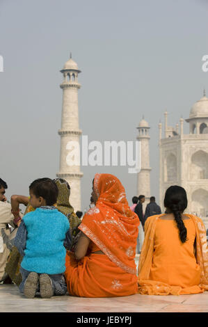 India, Uttar Pradesh, Agra, il Taj Mahal, persona in primo piano Foto Stock